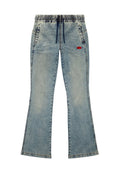 Hellblaue Jeans im Bootcut-Stil mit elastischem Bund, Kordelzug, zwei frontalen Taschen und einem roten Logo-Akzent auf der linken Seite.