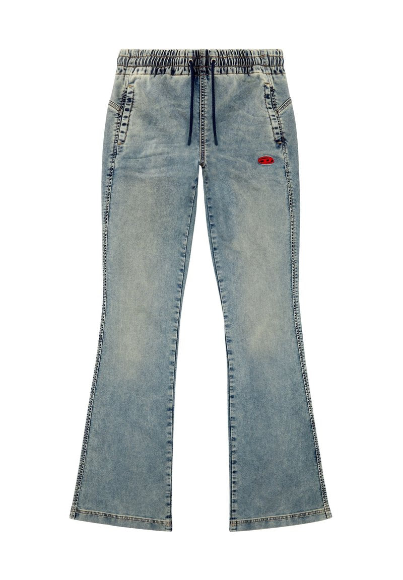 Hellblaue Jeans im Bootcut-Stil mit elastischem Bund, Kordelzug, zwei frontalen Taschen und einem roten Logo-Akzent auf der linken Seite.