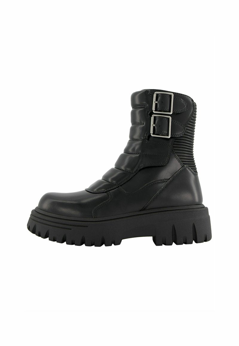 Schwarze ankle boots mit einer glatten Leder-Oberfläche, ausgestattet mit zwei metallischen Schnallen, gepolstertem Schaft und einer dicken, gezackten Sohle.