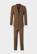 Brauner Anzug mit einem Blazer mit zwei Knöpfen und passenden Hosen. Merkmale sind ein strukturiertes Gewebe, ein Spitzenrevers und aufgenähte Taschen. Rotes Markenlabel sichtbar.