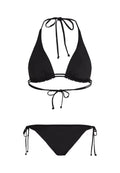 Schwarzes Bikini-Set mit einem dreieckigen Oberteil mit verstellbaren Bändern und einem passenden Unterteil mit seitlichen Schnürungen, gefertigt aus glattem, elastischem Material.