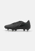 Schwarzer Fußballschuh mit strukturiertem Obermaterial, abgerundetem Zehenbereich und Schnürverschluss. Verfügt über hervorstehende Noppen an der Sohle für guten Halt.