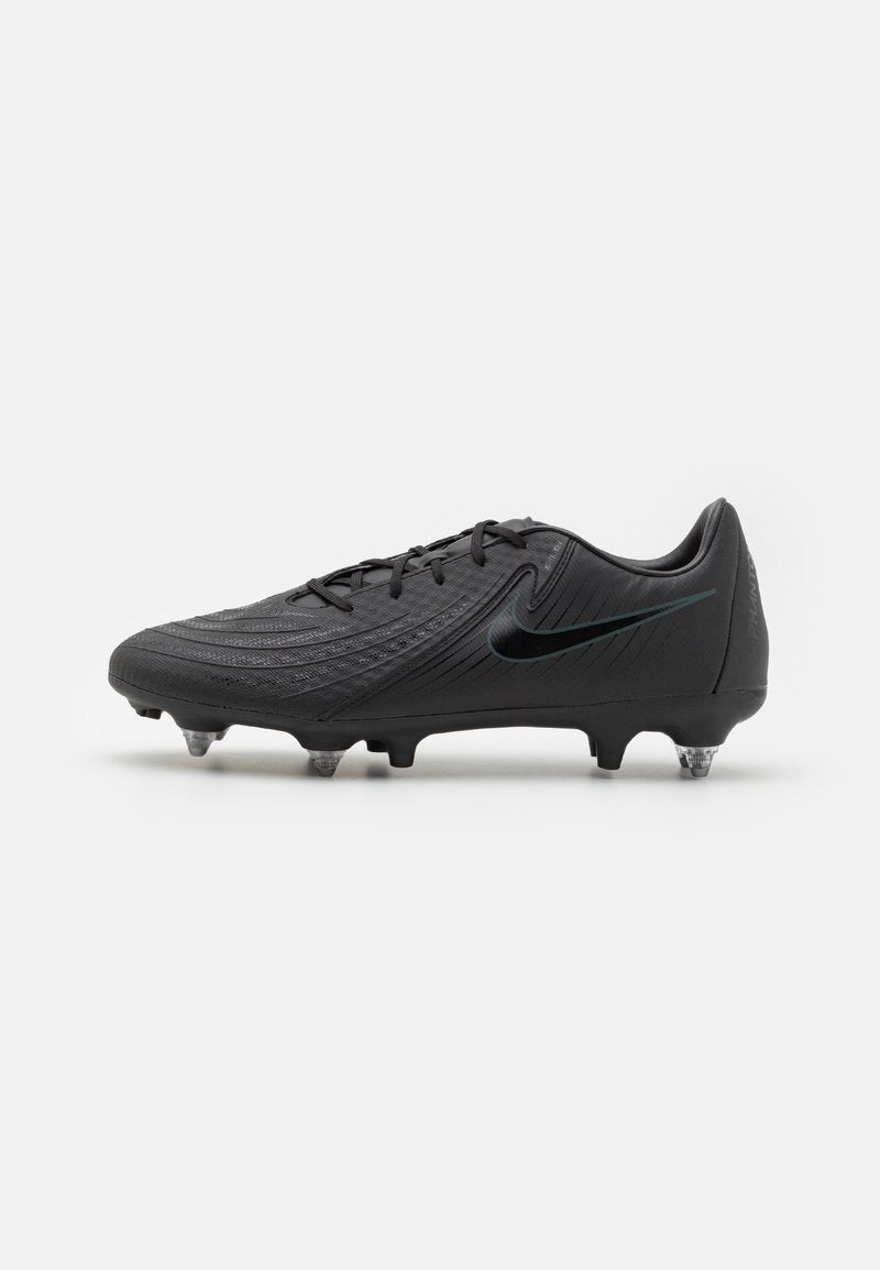 Schwarzer Fußballschuh mit strukturiertem Obermaterial, abgerundetem Zehenbereich und Schnürverschluss. Verfügt über hervorstehende Noppen an der Sohle für guten Halt.