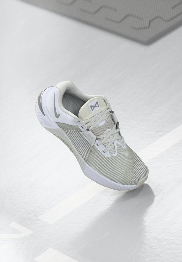 Nike Performance METCON 10 - Training shoe - white/metallic silver-coloured/platinum-coloured tint