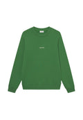 Grüner Pullover mit Rundhalsausschnitt, langen Ärmeln, gerippten Bündchen und Saum. Auf der Vorderseite steht "LES DEUX" in weißem Text. Glatte Textur.