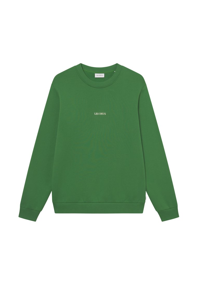 Grüner Pullover mit Rundhalsausschnitt, langen Ärmeln, gerippten Bündchen und Saum. Auf der Vorderseite steht "LES DEUX" in weißem Text. Glatte Textur.