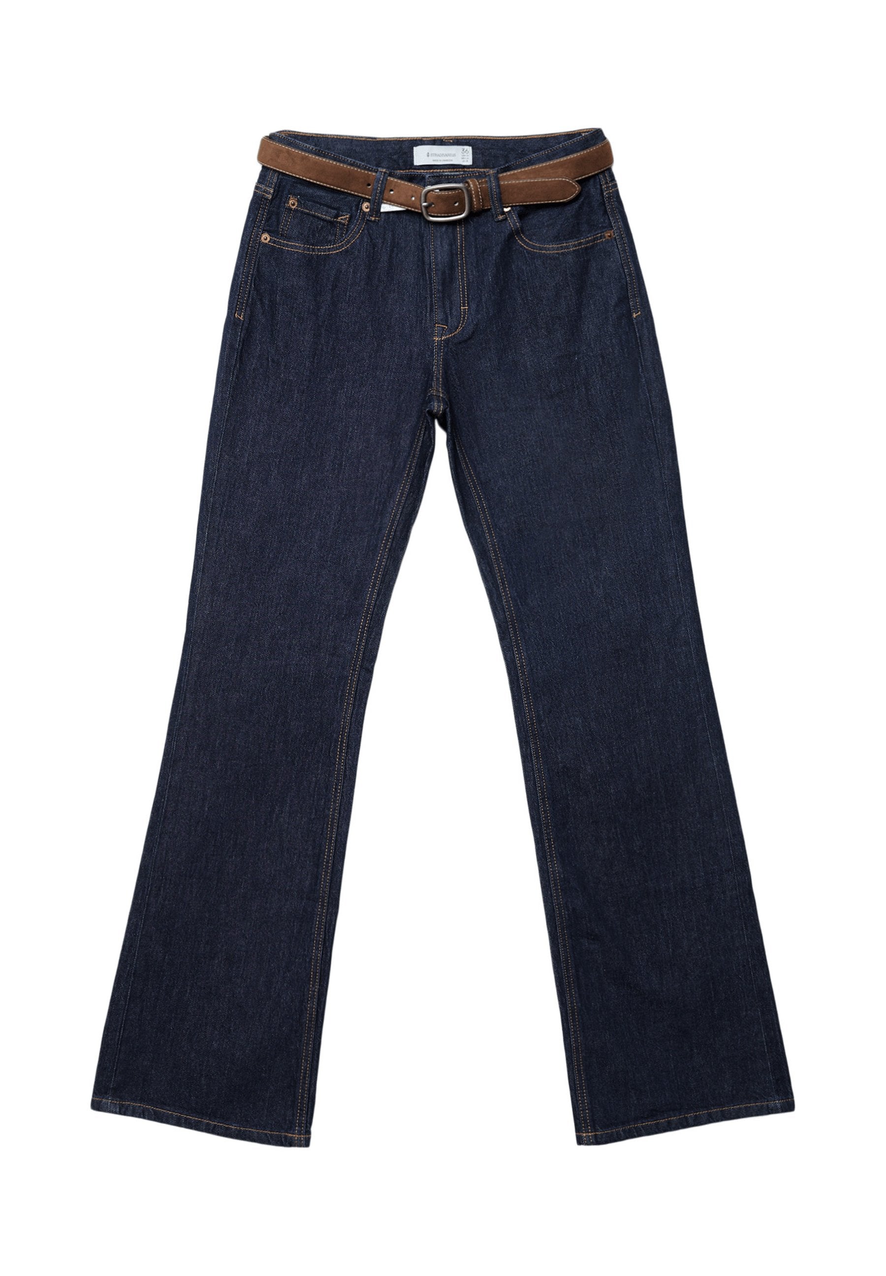 Dunkelblaue Jeans aus Denim mit einem ausgestellten Bein design. Verfügt über einen braunen Ledergürtel, fünf Taschen, sichtbare Nähte und einen klassischen Bund.