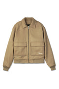 Beige Reißverschlussjacke mit Kragen, ausgestattet mit zwei großen Fronttaschen sowie gerippten Bündchen und Saum. Weicher Stoff mit minimaler Markenkennzeichnung.