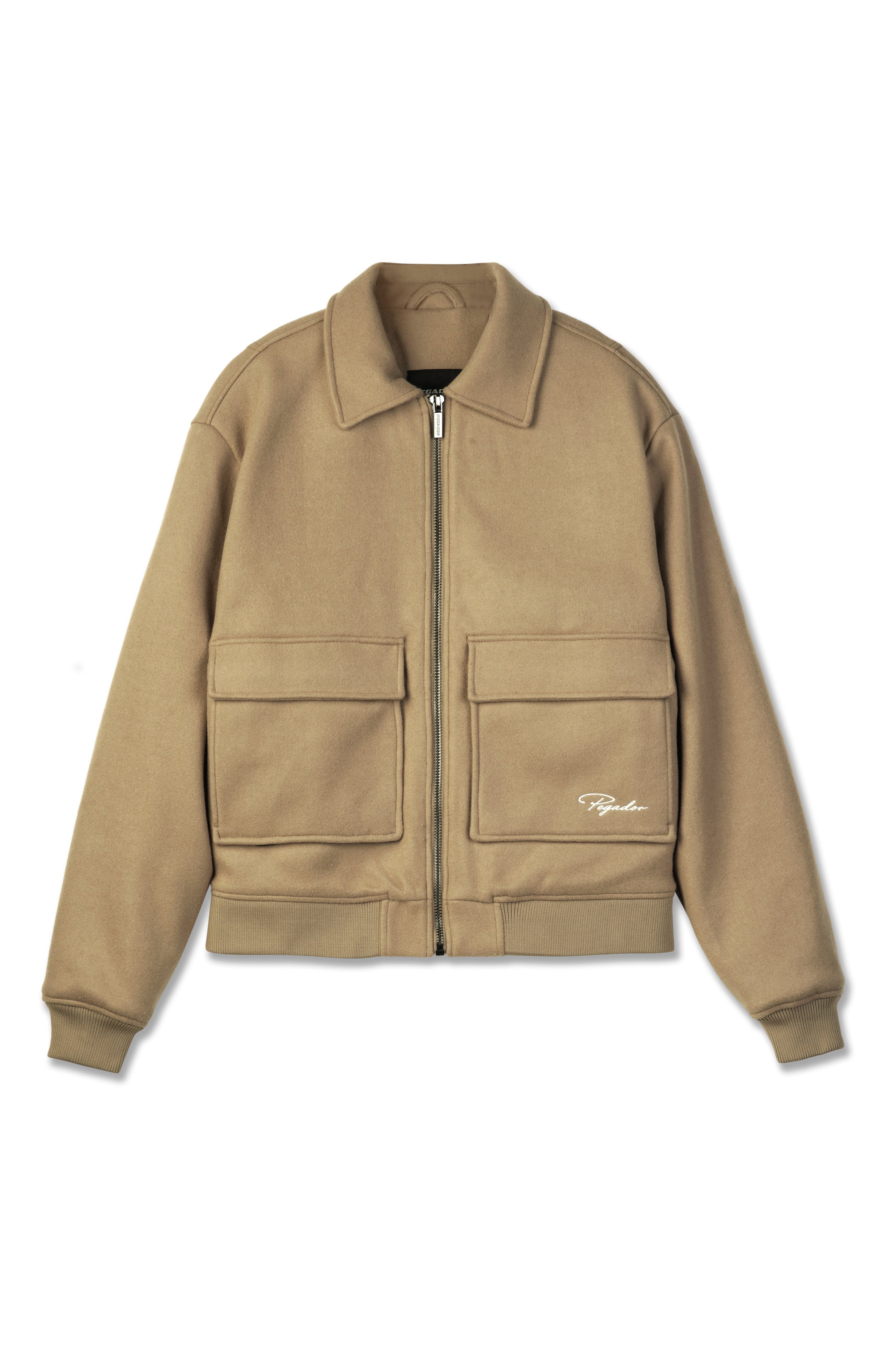 Beige Reißverschlussjacke mit Kragen, ausgestattet mit zwei großen Fronttaschen sowie gerippten Bündchen und Saum. Weicher Stoff mit minimaler Markenkennzeichnung.