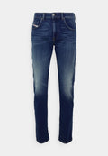 Dunkelblaue Jeans aus Denim mit fünf Taschen, geradem Schnitt, dezentem Verblassen an den Oberschenkeln und Kontrastnähten an Bund und Taschen.