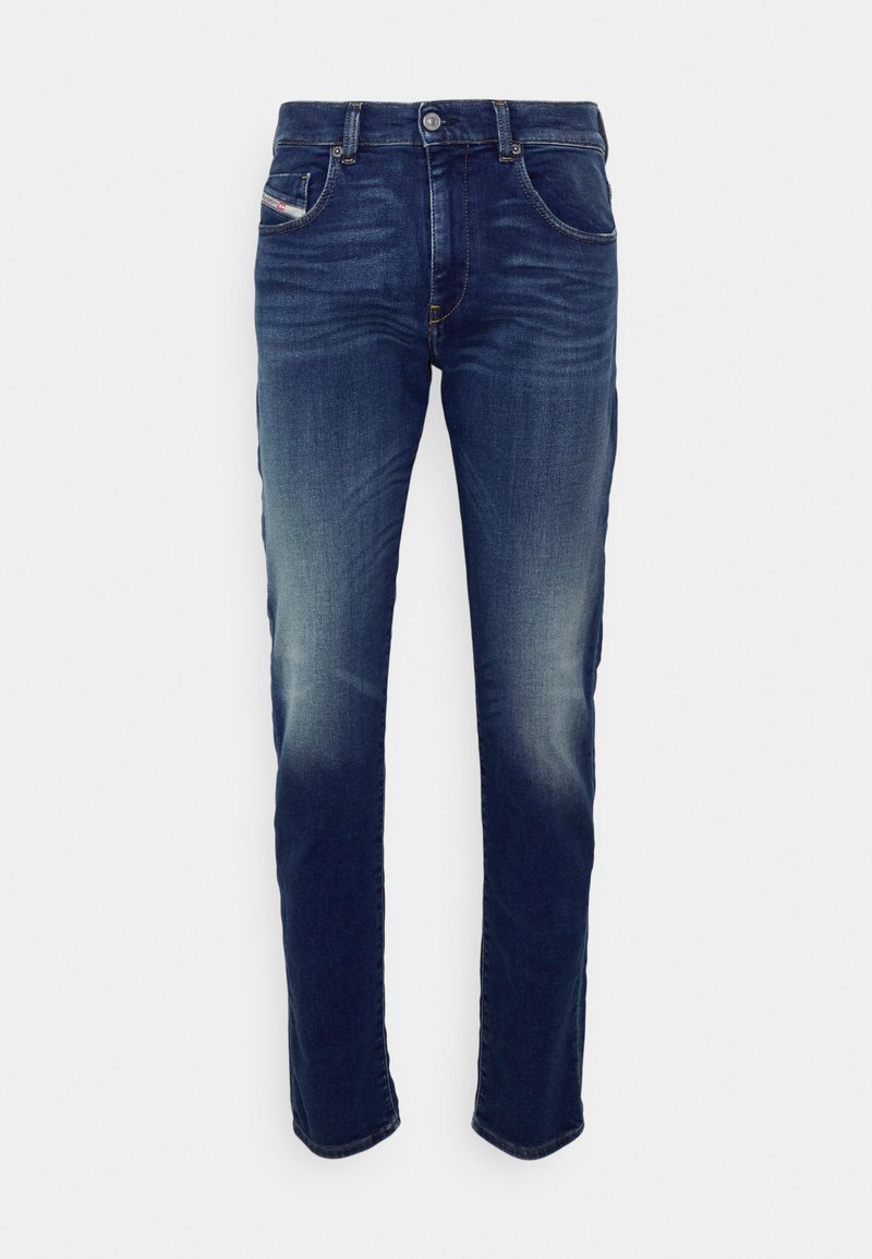 Dunkelblaue Jeans aus Denim mit fünf Taschen, geradem Schnitt, dezentem Verblassen an den Oberschenkeln und Kontrastnähten an Bund und Taschen.