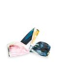 Bandeau-Bikini-Oberteil mit einem Tie-Dye-Muster in Blau-, Rosa- und Gelbtönen. Hergestellt aus glattem, elastischem Stoff mit gerafftem Zentrum.