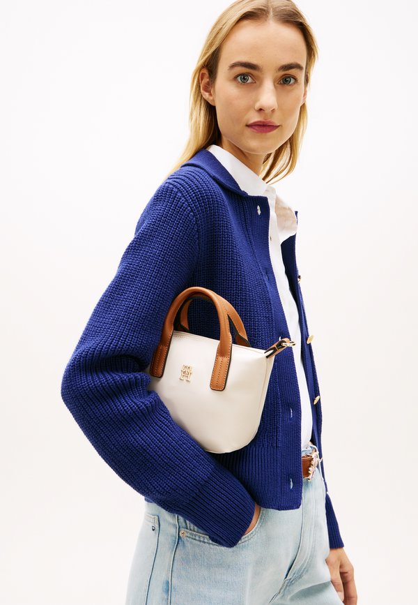 Tommy Hilfiger POPETTE MICRO TOTE - Handbag - soft cream