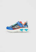 Blauer und schwarzer Sneaker mit farbenfrohem abstraktem Design, ausgestattet mit einem Klettverschluss und einer strukturierten weißen Außensohle mit türkisfarbenen Akzenten.