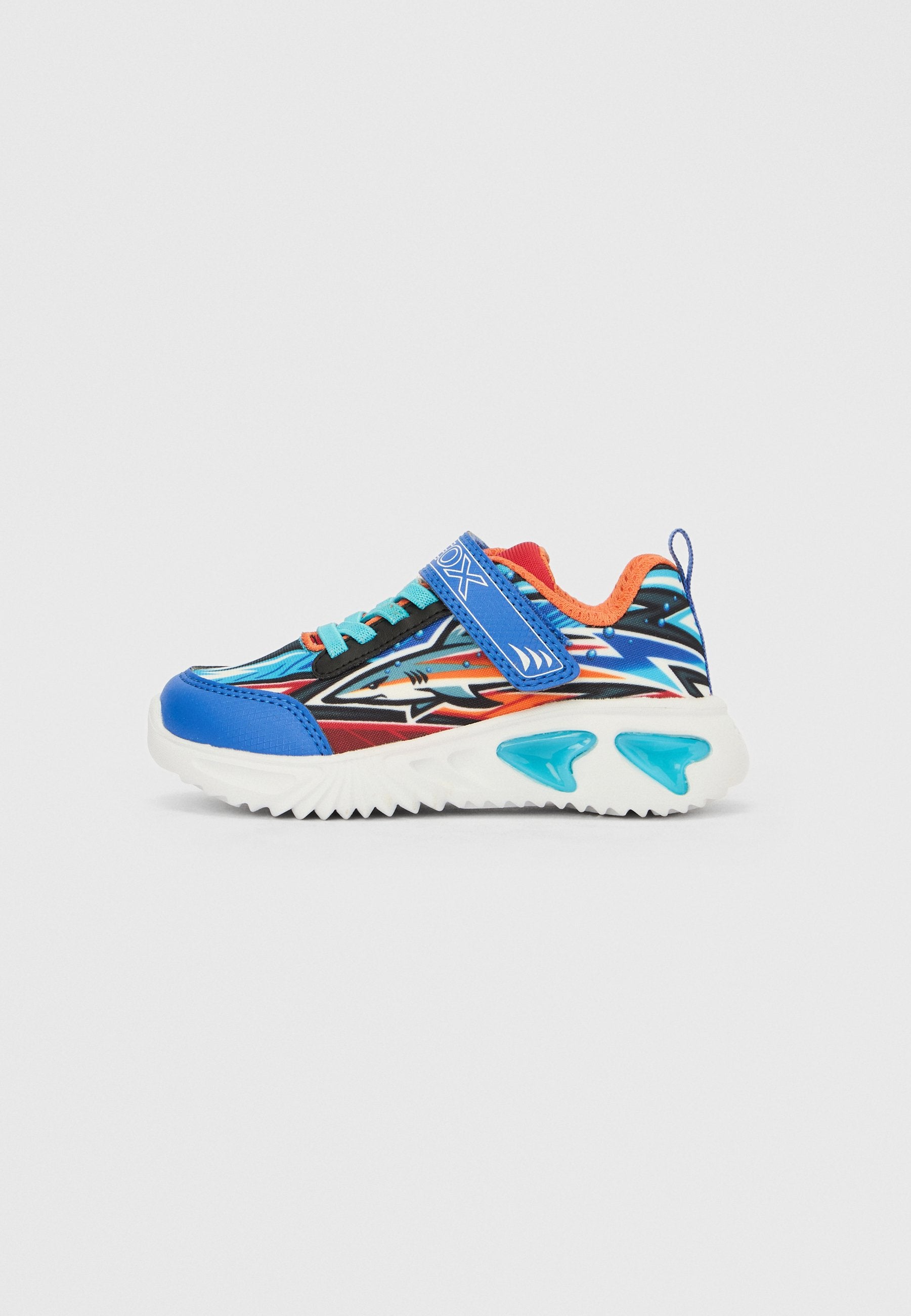 Blauer und schwarzer Sneaker mit farbenfrohem abstraktem Design, ausgestattet mit einem Klettverschluss und einer strukturierten weißen Außensohle mit türkisfarbenen Akzenten.
