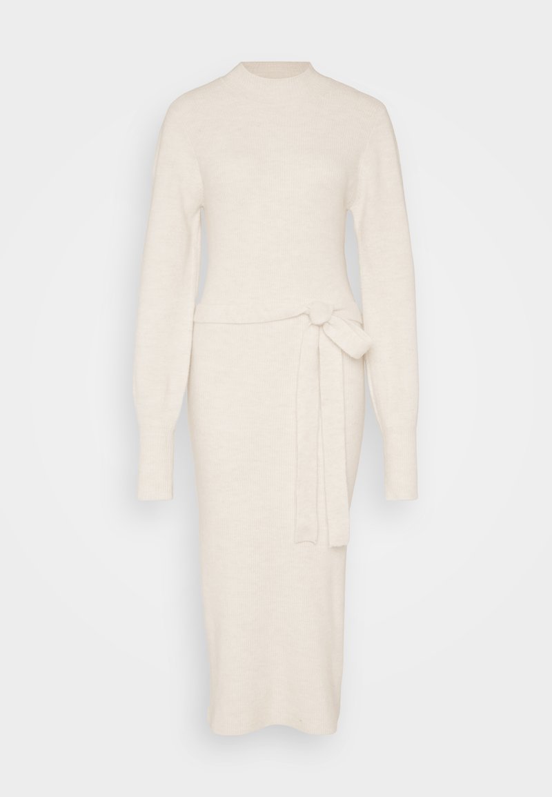 Strickkleid in Elfenbein mit langen Ärmeln, stehendem Kragen und einem Gürtel in der Taille, das eine figurbetonte Silhouette bietet.