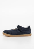 Marineblaue Wildleder-Mary-Jane-Schuhe mit beigem Gummisohle und verstellbarem Klettverschluss, von der Innenseite gezeigt.
