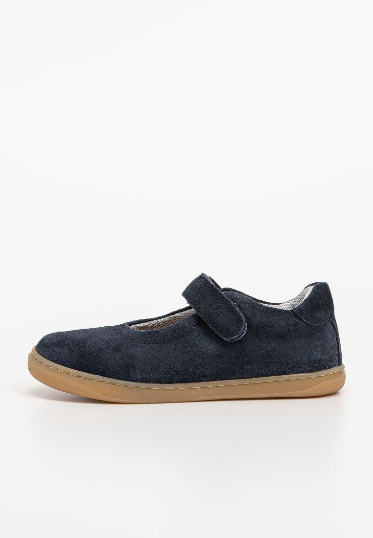 Marineblaue Wildleder-Mary-Jane-Schuhe mit beigem Gummisohle und verstellbarem Klettverschluss, von der Innenseite gezeigt.