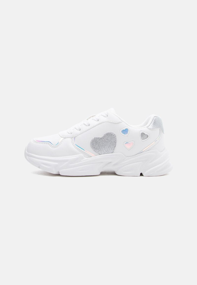 Weißer klobiger Sneaker mit glitzernden silbernen und schillernden Herzmotiven an der Seite, weißen Schnürsenkeln und dicker Sohle.