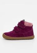 Lila Wildleder-Ankle-Boots mit einem weichen pinken Innenfutter, ausgestattet mit zwei Klettverschlüssen und einer braunen Gummisohle für guten Halt.