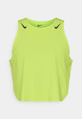 Grünes ärmelloses Tanktop aus leichtem Material, mit schwarzen Nike-Logos auf den Schultern und einem lässigen Schnitt.