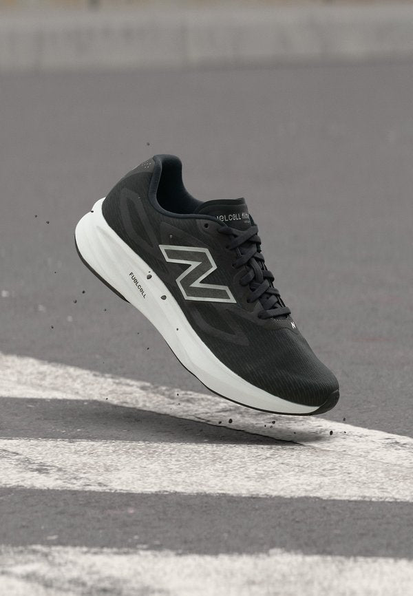 New Balance FUELCELL FLITE-R - Road running shoes - black/black metallic/bright mint
