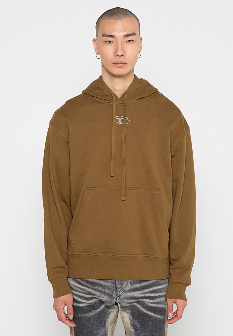 Brauner Kapuzenpullover mit einer Fronttasche, Kordelzugkapuze und Logodetail. Hergestellt aus weichem Stoff, mit gerippten Bündchen und Saum. Getragen mit verwaschenen Jeans.