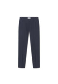 Marineblaue maßgeschneiderte Hose aus einem glatten Stoff, mit schmaler Passform, Fronttaschen und einem Knopfverschluss an der Taille.