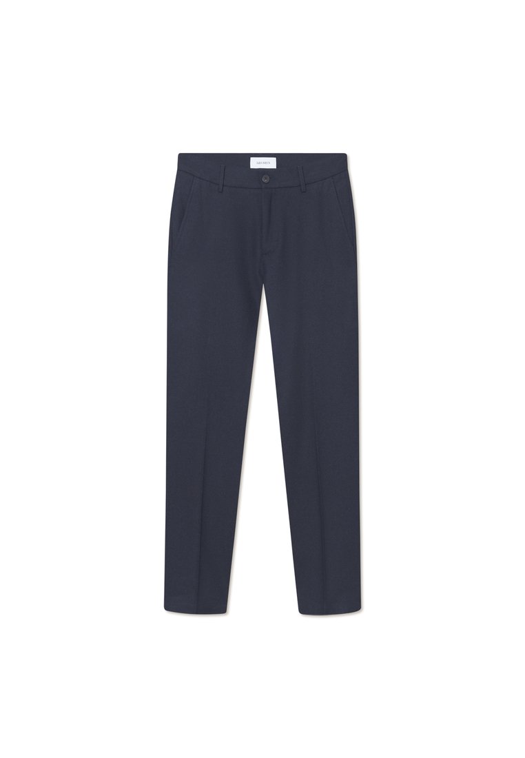 Marineblaue maßgeschneiderte Hose aus einem glatten Stoff, mit schmaler Passform, Fronttaschen und einem Knopfverschluss an der Taille.