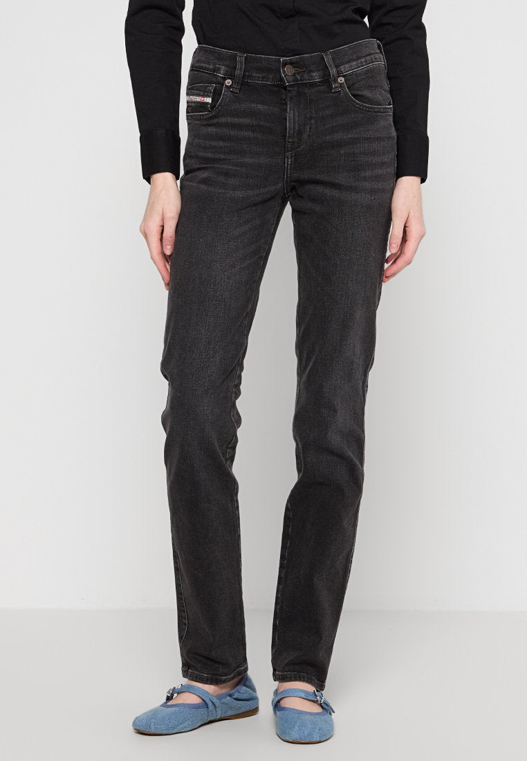 Schwarze Jeans aus Denim mit geradem Bein, mit einem Knopfverschluss und Vordertaschen. Weiche Textur mit minimaler Ausbleichung.