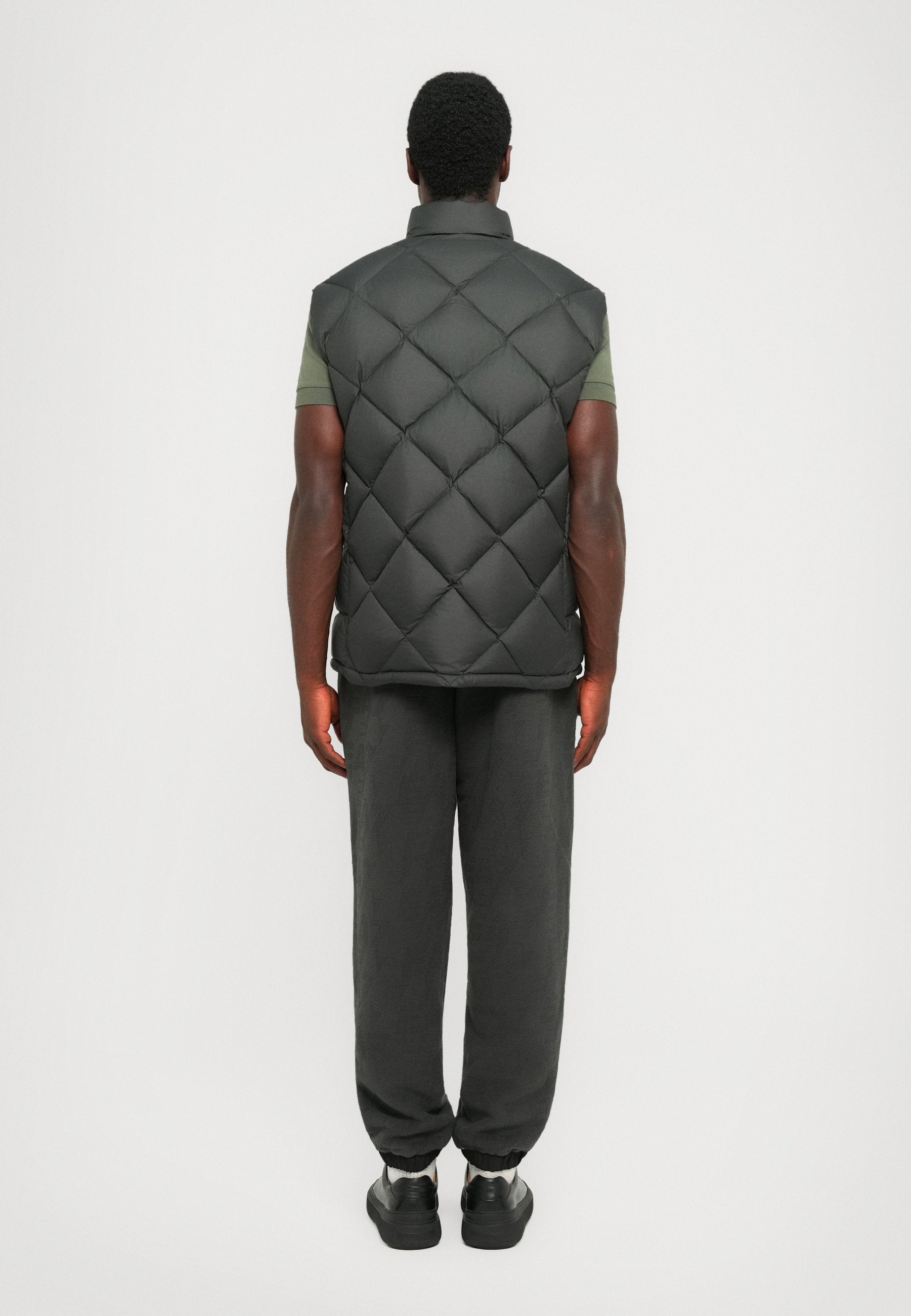 MOUNTAIN QUILTED VEST Media 4