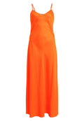 Satin-Maxikleid in leuchtendem Orange, mit dünnen, verstellbaren Trägern und einer lässigen Silhouette aus glattem, glänzendem Material.