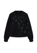 Schwarzer Pullover mit Rundhalsausschnitt, der ein Sternenmuster in Dunkelgrün aufweist. Weicher Stoff, gerippte Bündchen und Saum für eine figurbetonte Passform.
