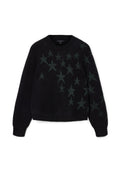 Schwarzer Pullover mit Rundhalsausschnitt, der ein Sternenmuster in Dunkelgrün aufweist. Weicher Stoff, gerippte Bündchen und Saum für eine figurbetonte Passform.