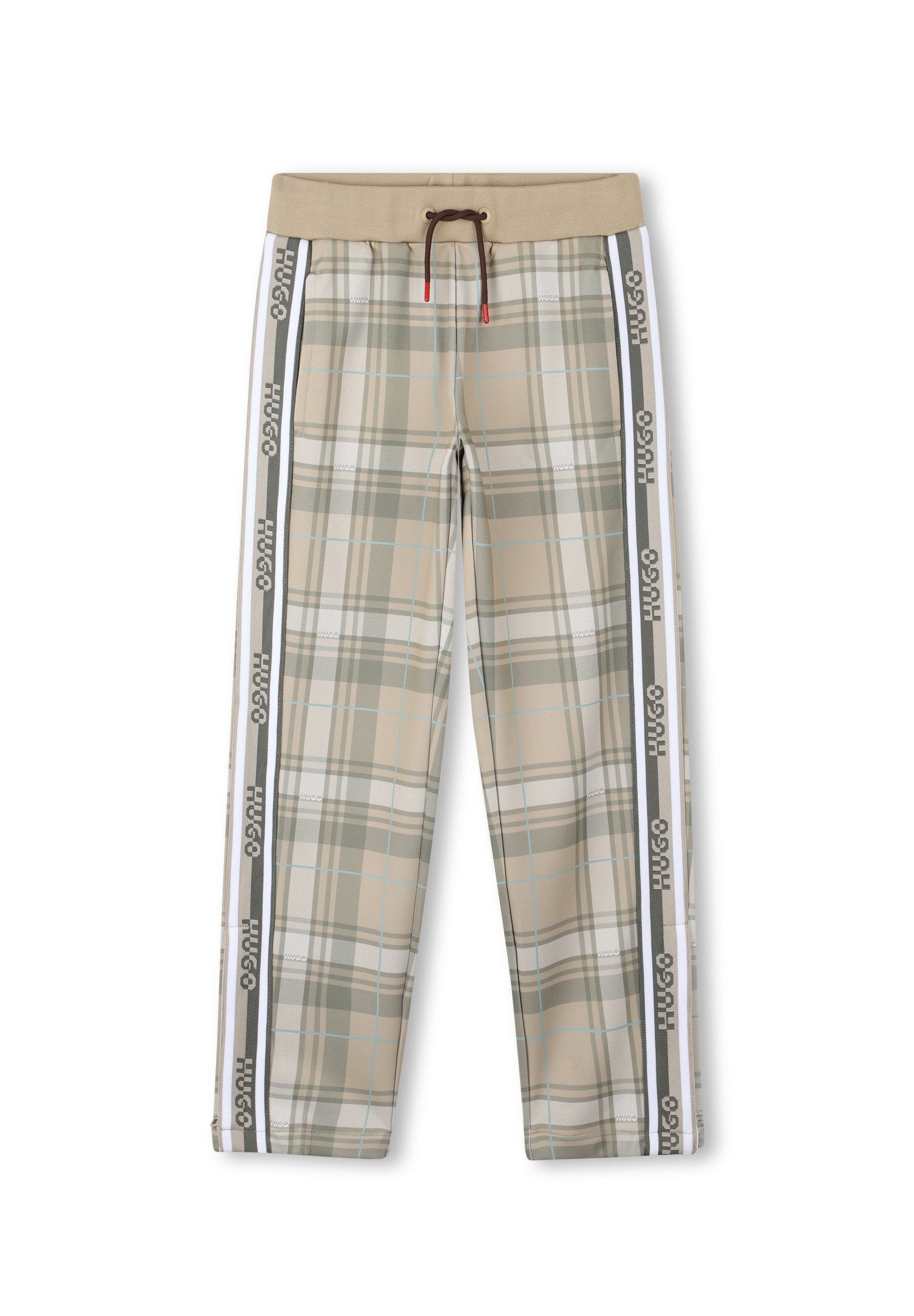 Beige und grüne karierte Hose mit elastischem Bund, braunem Kordelzug und weißen Seitenstreifen mit "HUGO"-Textlogos.
