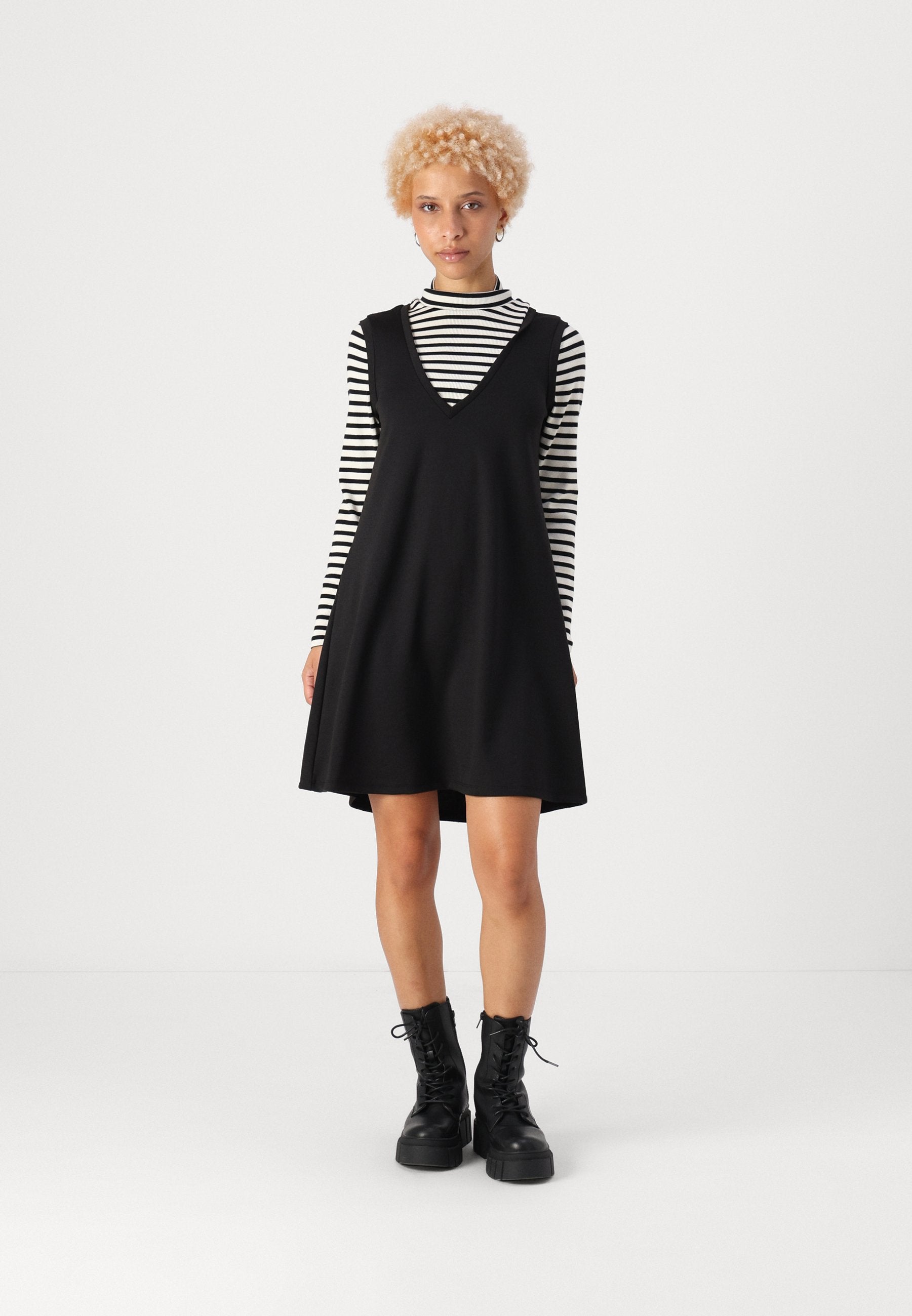 ONLEVA SPENCER DRESS Media 3