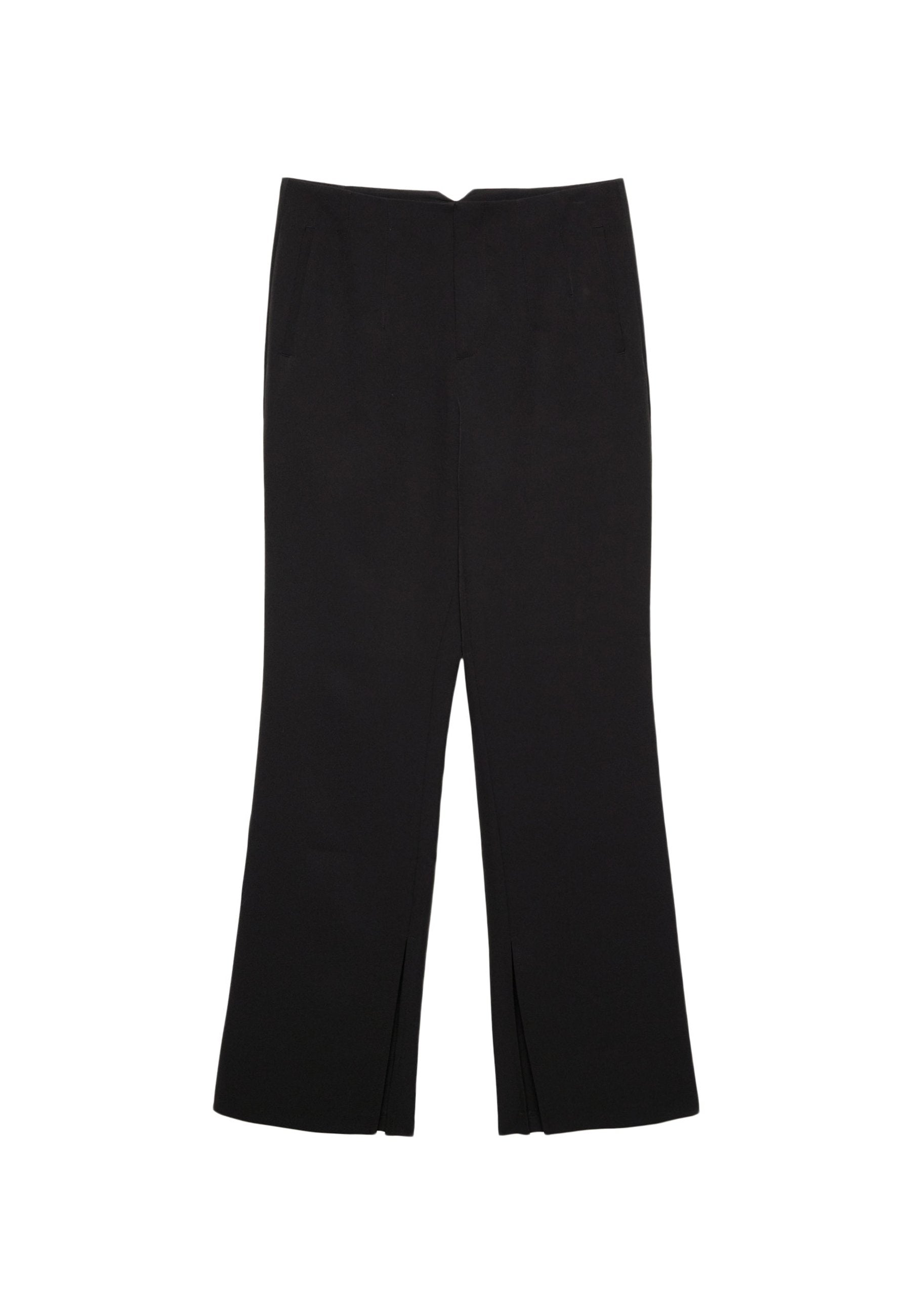 Schwarze Hose mit geradem Schnitt, ausgestattet mit Fronttaschen und Seitenschlitzen am Saum. Hergestellt aus weichem, glattem Stoff. Geeignet für verschiedene Anlässe.