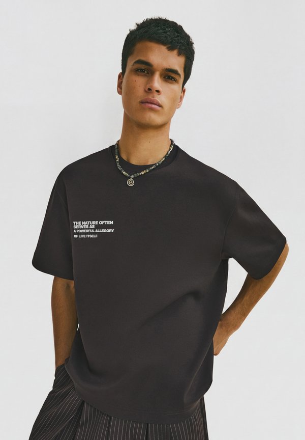 Bershka SHORT SLEEVE PRINT T-SHIRT - Print T-shirt - black