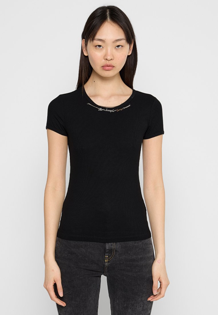 Schwarzes, geripptes Kurzarmshirt mit Rundhalsausschnitt und subtilen, metallischen Schriftzügen auf der Brust. Enganliegendes Design mit weicher Textur.