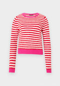 Gestreifter Pullover in Rot und Weiß, aus weichem Material gefertigt. Verfügt über einen rosa gerippten Rundhalsausschnitt und Bündchen. Cropped Design mit langen Ärmeln.