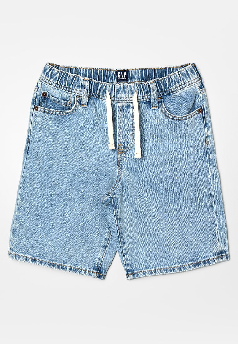 Hellblaue Jeansshorts mit elastischem Bund und weißem Tunnelzug, Vordertaschen und GAP Denim-Label in der Mitte des Bundes.