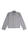 Grau-weiße karierte Langarmshirt mit Button-Down-Kragen und einer Brusttasche. Hergestellt aus gewebtem Stoff, mit präzisem Karomuster.
