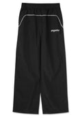 Schwarze Sporthosen mit elastischem Bund und grauem Piping entlang der Taschen. Mit einem weißen Logo auf der linken Seite.