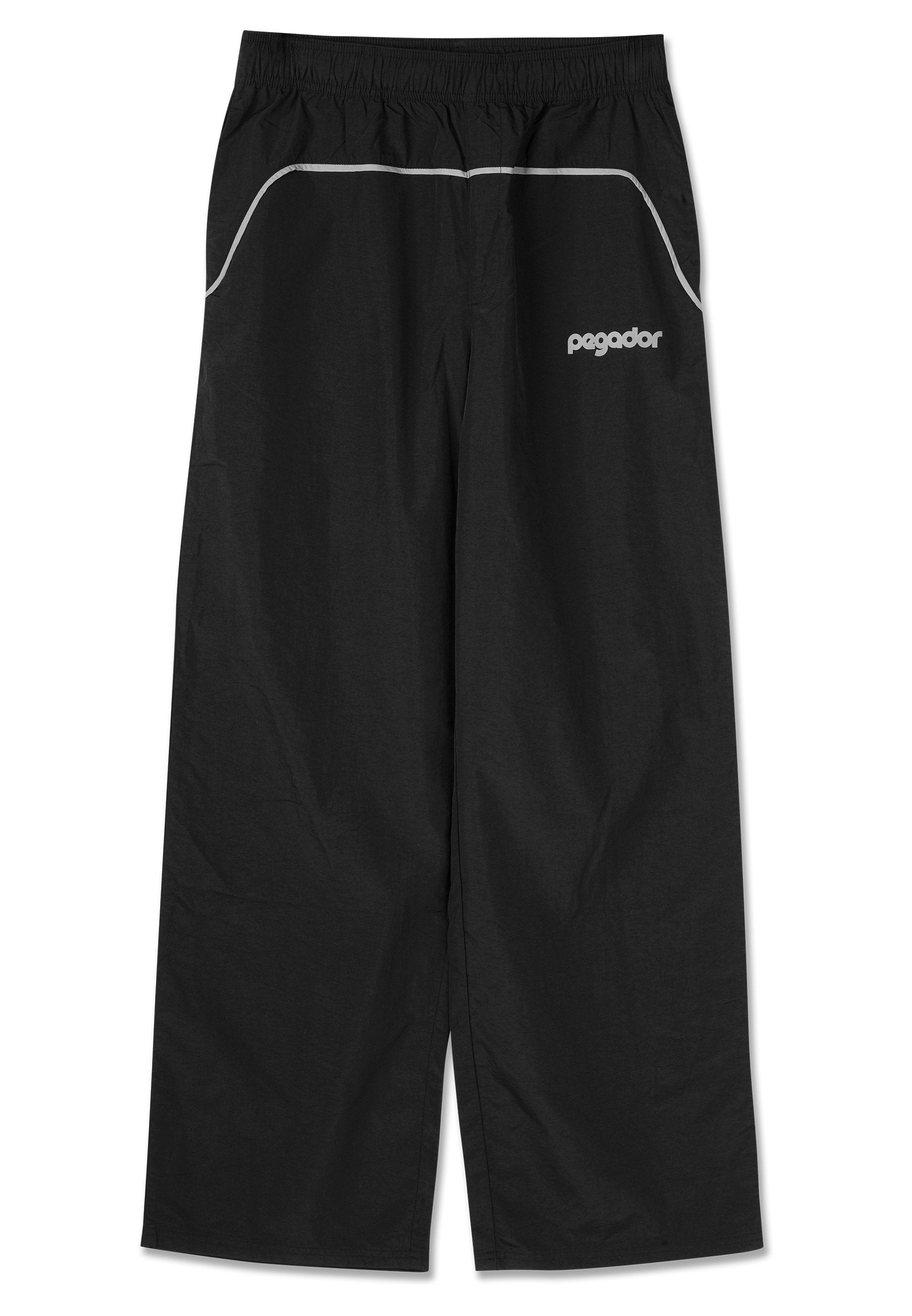 Schwarze Sporthosen mit elastischem Bund und grauem Piping entlang der Taschen. Mit einem weißen Logo auf der linken Seite.
