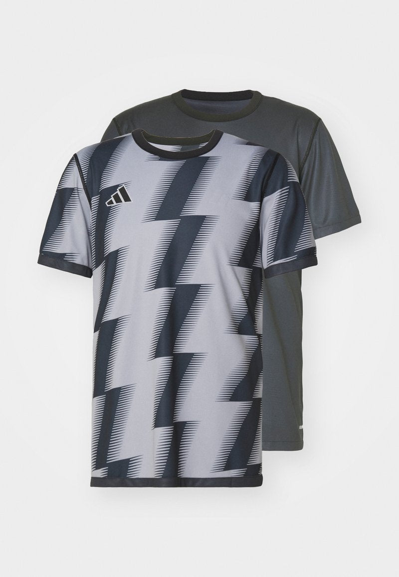 Zwei kurzärmelige T-Shirts: eines grau mit subtiler Struktur, das andere mit einem schwarz-weißen Zickzackmuster, beide mit Rundhalsausschnitten.
