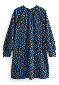 Schwarzes Kleid mit blauem Blumenmuster, Raglanärmeln, gerafftem Ausschnitt und strukturiertem Stoff. Lange Ärmel mit elastischen Bündchen und gesäumtem Saum.