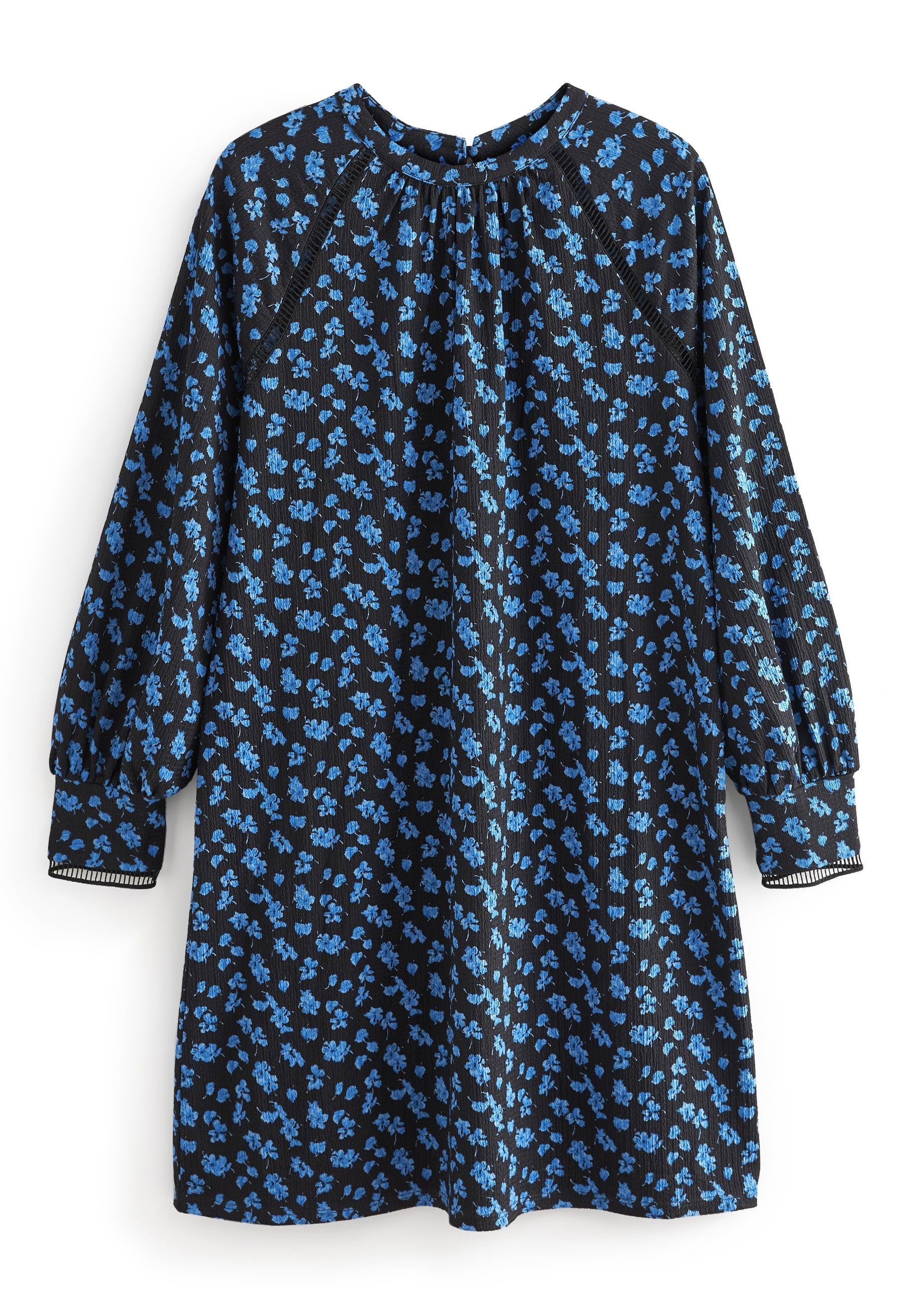 Schwarzes Kleid mit blauem Blumenmuster, Raglanärmeln, gerafftem Ausschnitt und strukturiertem Stoff. Lange Ärmel mit elastischen Bündchen und gesäumtem Saum.