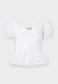 Weißes Peplum-Oberteil mit quadratischem Ausschnitt, kurzen Puffärmeln und Kordelzugdetails, das ein strukturiertes Karomuster und Spitzenbesatz aufweist.