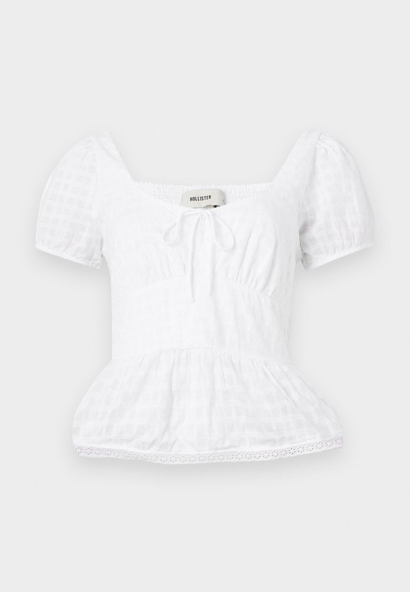 Weißes Peplum-Oberteil mit quadratischem Ausschnitt, kurzen Puffärmeln und Kordelzugdetails, das ein strukturiertes Karomuster und Spitzenbesatz aufweist.