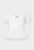 Weißes Peplum-Oberteil mit quadratischem Ausschnitt, kurzen Puffärmeln und Kordelzugdetails, das ein strukturiertes Karomuster und Spitzenbesatz aufweist.